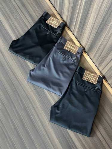 Lv 新款来袭2680新春爆款新品 专柜有售 实体店极品休闲裤专柜原版1:1好货，适合各个年龄段。市场最高版本的欧洲进口面料。舒适柔软亲肤，上身效果超级棒时尚百