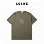 Loewe 罗意威 Anagram刺绣短袖T恤 颜色：灰色、牛油果绿 定制鎏光碳素棉细腻柔软舒适贴肤胸前饰有双色黄蓝交织Anagram刺绣，采用进口机刺绣工艺使