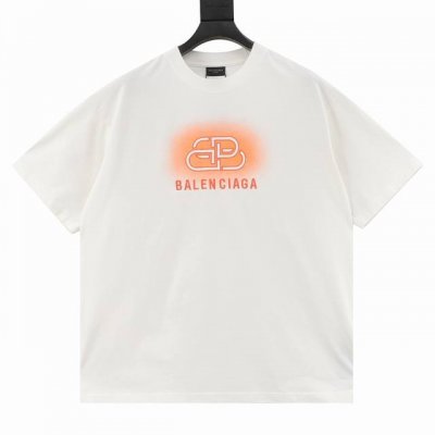 Balenciaga 巴黎世家 25Ss 锁扣字母刺绣及喷墨破洞短袖T恤 复古味十足 整体设计简洁时尚 十分大气干净 采用280G纯棉面料打造 上身柔软舒适 细