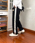 上新！ 高品质！Miu Miu春季新款字母织带情侣款长裤！宽松版型！ 采用400克高端活性黑双面面料！上身立体有型 不褶皱！ 两侧定制原版仿貂绒字母织带！质感拉