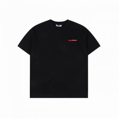 prada 普拉达 25Ss 红色Logo饰条刺绣短袖T恤 面料采用高克重260G重精梳棉，定制1:1螺纹，面料舒适亲肤无异感， 制定染面料，纺织密度高，垂感佳