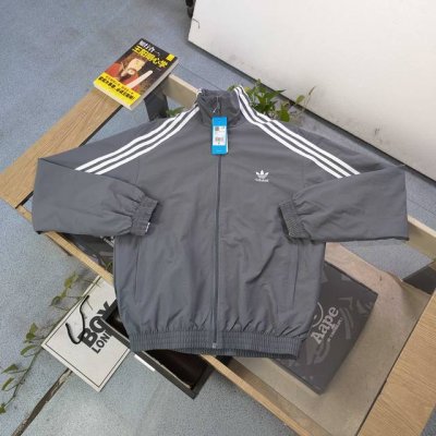 上新 款号：Dg 8 2025新款Adidas阿迪达斯经典刺绣三叶草休闲情侣立领夹克外套，采用爽滑亲肤梭织面料，面料厚实立体感更强，体感更舒服，定位裁剪，费时又