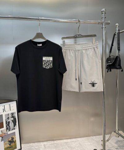 上衣 裤子 Dio*R迪奥25S新款五分短裤！纯色系推荐！冰爽舒适.品牌Logo印花标识.经典小蜜蜂发泡立体工艺高密冰感四面弹轻薄面料.上身无束缚感，舒适透气.