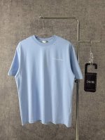 dior迪奥2025新款经典字母做旧破洞印花Logo短袖男女同款 这款 T 恤采用棉质竹节平纹针织面料精心制作。胸前饰以灰色 Christian Dior Co