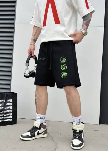gucci 春夏新款短裤 这款极简表达现代态度。面布63.1%棉36.9聚酯倩维 超薄复合面料 整体更显质感有力 承载创新精神， 标志性的涂珐琅徽标平添点睛之笔