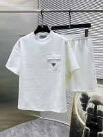 普拉达 prada 2025Ss春夏新款 休闲 短袖 短裤裤 套装，高端版本！专柜定制面料 透气舒适度高，细节无可挑剔，品牌元素设计理念，体现高品质。手感细腻柔
