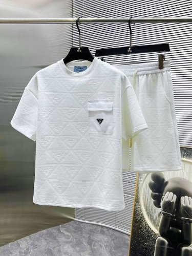 普拉达 prada 2025Ss春夏新款 休闲 短袖 短裤裤 套装，高端版本！专柜定制面料 透气舒适度高，细节无可挑剔，品牌元素设计理念，体现高品质。手感细腻柔
