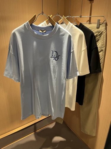 Dio*迪家 2025春夏新款男女同款短袖T恤，专柜同步发售！定制专属260克纯棉面料，定制原版工艺螺纹，前后Logo图案印花工艺设计！简约大方，从容百搭，档次