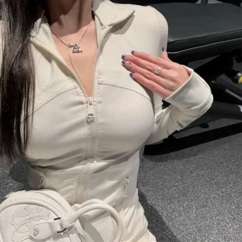Lululemon露露家高版本长袖紧身T恤女 正肩修身鱼骨运动瑜伽服健身速干上衣，是一款非常适合运动爱好者的衣服。它采用高质量的面料制作，具有非常好的透气性和吸