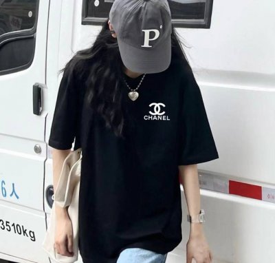 chanel香奈儿圆领短袖半袖T恤 面料采用260克纯棉双纱食毛面料 双线二本针压线 久洗不变形 原版定制三标 高端进口印花 随意水洗 情侣可穿 男女同款 黑色