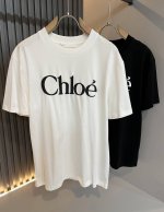 Chloe 2025春夏新款男女同款短袖T恤 给人一种标签试的感觉 除了在款式设计上颇有造诣之外 最明显或者说最为拿手的 应该就是在面料上的拥有更深独特见解跟造