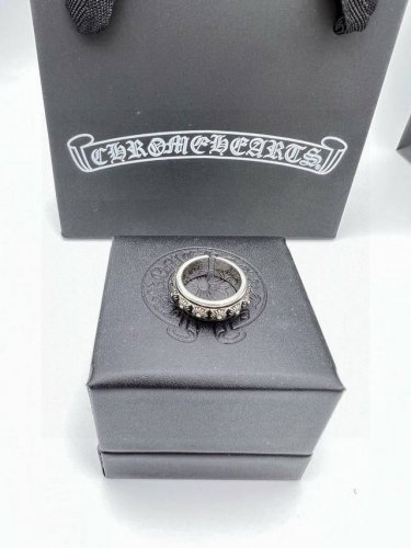 chrome Hearts克罗心开口戒指，复古黑环十字花。 玩酷必备单品。无敌细节，看实拍！ 顶级泰银工艺！别具一格的质感和色泽，使首饰粗犷而古朴。经过特殊处理