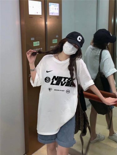 Nike 耐克篮网队75号短袖半袖T恤 采用230G双纱100%精梳纯棉面料 螺纹定织定染无色差！采用过肩拉条工艺，百洗不变形！ -采用高端印花，百洗不开裂！
