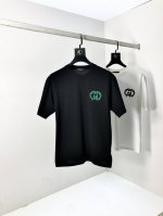 Gucci。穿200斤。宽松版 顶级货品2025春夏新款首发专柜最新款短袖圆领T恤 高端订制 设计前卫时尚！品牌Logo重工艺设计 高端定制天丝面料.手感柔软.