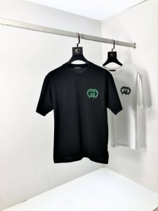 Gucci。穿200斤。宽松版 顶级货品2025春夏新款首发专柜最新款短袖圆领T恤 高端订制 设计前卫时尚！品牌Logo重工艺设计 高端定制天丝面料.手感柔软.