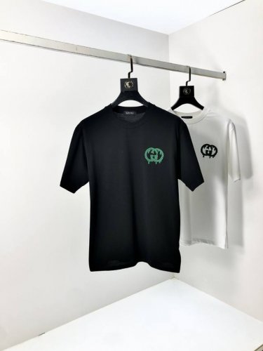 Gucci。穿200斤。宽松版 顶级货品2025春夏新款首发专柜最新款短袖圆领T恤 高端订制 设计前卫时尚！品牌Logo重工艺设计 高端定制天丝面料.手感柔软.
