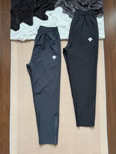 descente 迪桑特 户外男士运动梭织速干长裤 -采用经典梭织面料，优异的弹力和出色的透气性，提升运动中自由伸展度，可摆脱运动后的汗湿黏腻感，令穿着者体感清