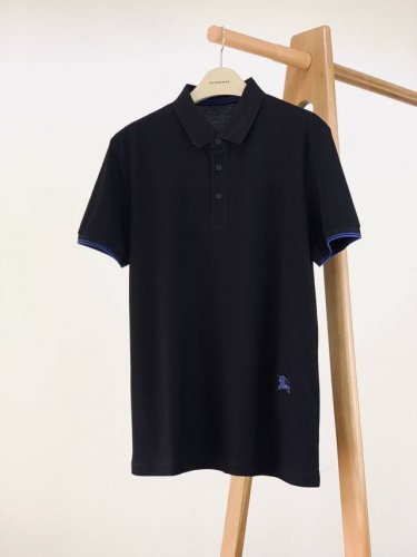 burberry 巴宝莉 下摆马术刺绣Polo 衫，选用棉质珠地网眼布面料打造，于意大利工坊精制而成。饰有经典马术骑士徽标 Ekd 刺绣，呈现修身版型。来自 B
