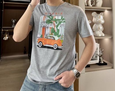 sg 爱*仕 春夏最新海边酒店男士圆领T恤衫，胸前极具创意的海边酒店与古董车印花，复古又时髦，再配上靓丽的桔色点缀，带来强烈的视觉感官，品牌标识度极高。传统百搭