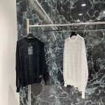 小香 25夏季新款 镂空长袖罩衫 通体利用镂空钩针肌理交织 凸显穿搭高级感 胸前渐变双C五金点缀尽显品牌魅力 上身非常显瘦 版型包容身材 尽显松弛调性。两个色S