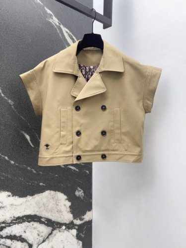 Cd 25Ss 春夏新品经典小蜜蜂刺绣双排扣马甲外套 定制挺括感风衣面料 搭配Logo内里很显时髦感 恰好的宽松度 短款版型显腿长 立体翻领剪裁工艺自带休闲帅气