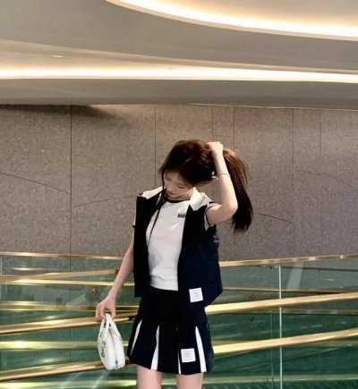 上新 Tb 汤姆布朗 学院风三件套套装 瞬间回到18岁 今天穿什么香 Ootd穿搭学院风套装～ 颜色：蓝色 码数：见尾图