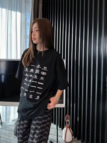 上新！Balenciaga巴黎世家新款短袖T恤，把经典玩出不同，打破单一设计再创造，增多点趣味性！男女同款入，厚实有质感，透气且吸汗，喜欢就盘她！ 尺码：S-3