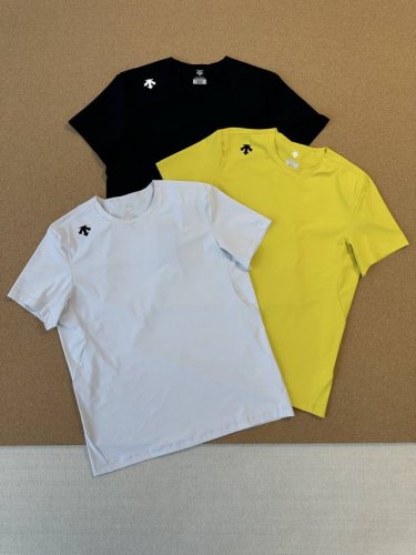 供 迪桑特Descente立体橡胶品牌Logo纯色印圆领套头户外运动休闲纯色简约时尚百搭休闲透气速干短袖T恤 男女同款 颜色：黑色 柠檬黄 白色 尺码：M-4X