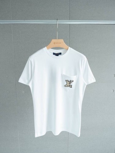 顶级轻奢面料 Louis Vuitton 纯色胸前口袋扁金刺绣Tee 女款 颜色： 白色 尺码： S M L 尺寸推荐： 模特A：身高152，体重90，穿S码宽