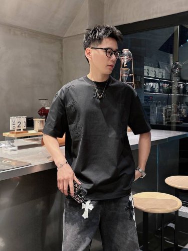 迪奥 2025春夏新款首发专柜最新款短袖圆领T恤 高端订制 设计前卫时尚！品牌Logo重工艺设计 高端定制丝光云朵棉面料.手感柔软.穿着舒适.专柜级别精致车线.