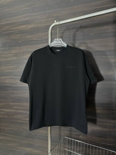 款号：He225 Givenchy-纪梵希字母官印刺绣圆领短袖 面料采用280克双股双纱纯棉面料，手感舒适柔软，上身舒适透气，领口采用同缸同色罗纹，不紧绷，不变