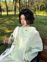 露露乐檬Lululemon 哇塞！Lululemon 这件防晒衣美到犯规 宝子们，2025 年的夏天，怎能少得了 Lululemon 这款薄荷绿轻薄透气防晒衣？