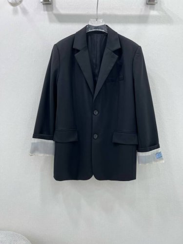P690高版本Prad*25早春新款西装外套 注意细节区分版本 内衬抽绳口袋 定制Yb进口材质 质感光泽 高级舒适 免烫工艺处理 垂顺不易皱 翻领垫肩西装 裁剪