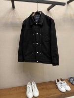 1V、2025男士新款口袋麂皮绒夹克外套，采用麂皮绒皮革精心制作，经典版型，凸显新意同时也能提升款式的时尚感，彰显经典魅力，打造精致造型。整体是一件轻松随意、易