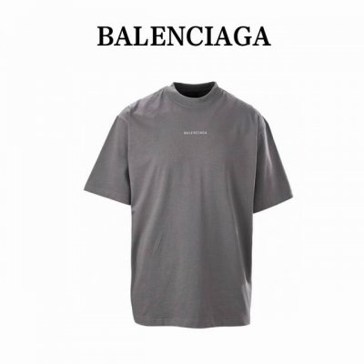 balenciaga巴黎世家Blcg 标识反光短袖T恤 定制奢密双纱全棉平纹绸，手感柔软，舒适贴肤，以高级灰为主色调，前后饰以标识字母点缀，增添品牌辨识度以反光