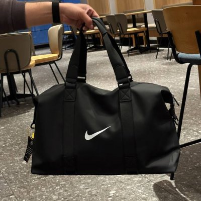 原单耐克健身包 旅行袋 男女同款，这款轻薄大容量，可随意折叠，日常出行超方便 ！上学，旅行，运动，出差必备款。正品材质，绝对的货真价实！懂入尺寸:41*13*3