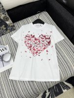 爆款现货 原单品质 Dio*｜2025新品圆领印花 定制Yb全棉材质 透气舒适 质感十足 常规短袖T恤裁剪 凸显品牌格调 采用克重纯棉制成 略带有弹力 呈现显瘦