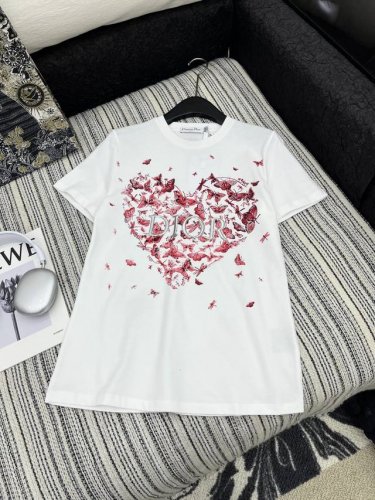 爆款现货 原单品质 Dio*｜2025新品圆领印花 定制Yb全棉材质 透气舒适 质感十足 常规短袖T恤裁剪 凸显品牌格调 采用克重纯棉制成 略带有弹力 呈现显瘦
