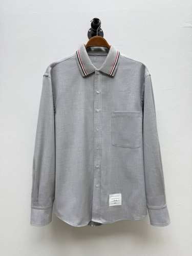 tb·法兰绒翻领长袖衬衫、代工厂出品 春夏系列 右胸口的立体口袋，针脚工整，触感平整服帖 下摆的标签设计延续了品牌一贯设计风格，展现了品牌“少即是多”的哲学 背