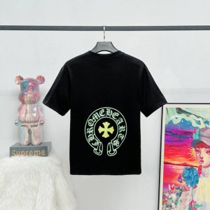 款号 K02 原版原标 新款Ch马蹄圈后背印花轻奢短袖T恤男Ins休闲百搭十字架男款 采用250克双纱纯棉面料 .高克重 1 1版型 官网同步黑白两色S-Xl