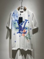 Louis Vuit*On 2025春夏路易家族轻奢Monogram印花工艺短袖T恤，男女同款背后反向铭牌贴布装饰！路易家族的新高端，细节品质永远的那么完美无瑕