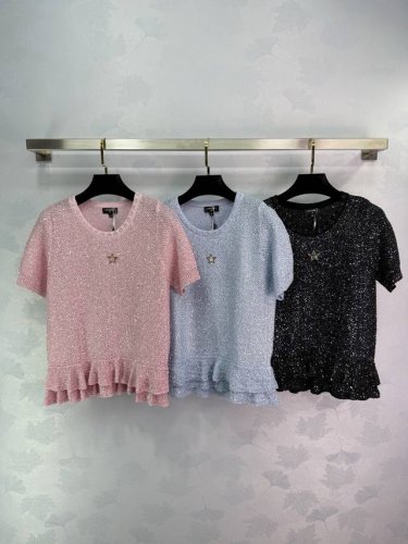 chane*2025新品上架 细闪珠片银丝针织短袖 定制Yb进口纱线织造 质感高级舒适 圆领针织短袖剪裁 优雅黑粉蓝三色可选 面料穿插银丝 满身银丝珠片缝制 细