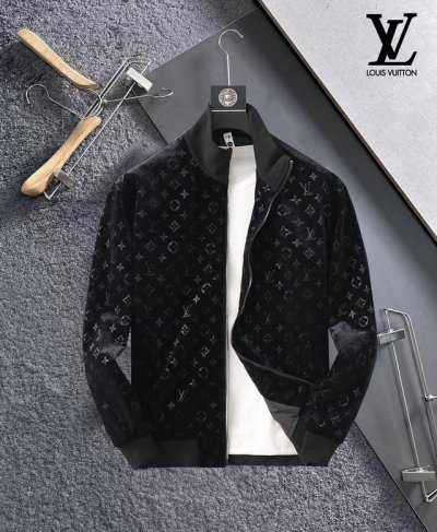 路易威登Lv 2025春季新款男士夹克外套，高端版本！专柜定制面料 透气舒适度高，细节无可挑剔，品牌元素设计理念，体现高品质。手感细腻柔软！呈现休闲裁剪，上身版