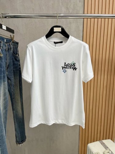 lv 2025春夏新款首发专柜最新款短袖圆领T恤 高端订制 设计前卫时尚！品牌Logo手绘重工艺设计 高端定制纯棉面料.手感柔软.穿着舒适.专柜级别精致车线.做