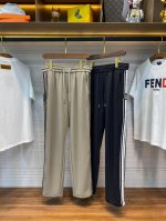 lv25Ss春夏新款透气网眼面料抽绳直筒休闲裤，男士侧条纹提花织带拼接运动休闲长裤！贸易公司渠道稀出，领先官网发售！穿着这条V家直筒休闲裤，你不仅能够享受到极致