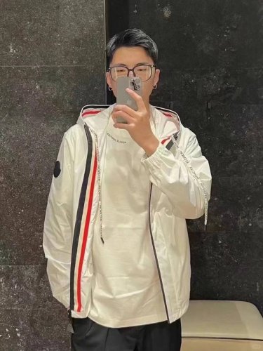Moncler 蒙口 2025春季新品 防水夹克连帽外套 贸易公司渠道稀出 原厂代工出品 该款夹克外层超柔聚酯纤维防风防水 功能与时尚型兼具 100%聚酯纤维成