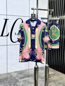 Gucci。新款战袍睡衣。重磅级奢华尖货 高阶系列睡衣套装 采用进口冰丝材质面料。高雅华丽 有腔调穿着非常舒适上身效果非常帅气　此款成熟又不乏年轻时尚之感 年龄