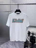 路易威登 Lv 顶级版本 2025新款 圆领 短袖 针织 打底衫 圆，高端版本！专柜定制面料 透气舒适度高，细节无可挑剔，品牌元素设计理念，体现高品质。手感细腻