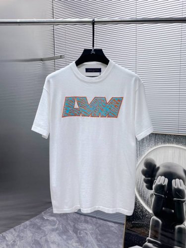 路易威登 Lv 顶级版本 2025新款 圆领 短袖 针织 打底衫 圆，高端版本！专柜定制面料 透气舒适度高，细节无可挑剔，品牌元素设计理念，体现高品质。手感细腻