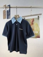 Miumiu 拼接Polo领短袖 100棉面料 明星同款，棉料高阶用料，面料柔软舒适，撞色设计甜美减龄 ，胸前刺绣徽标刺绣字母点缀，尽显时髦感和高级气质。修身版